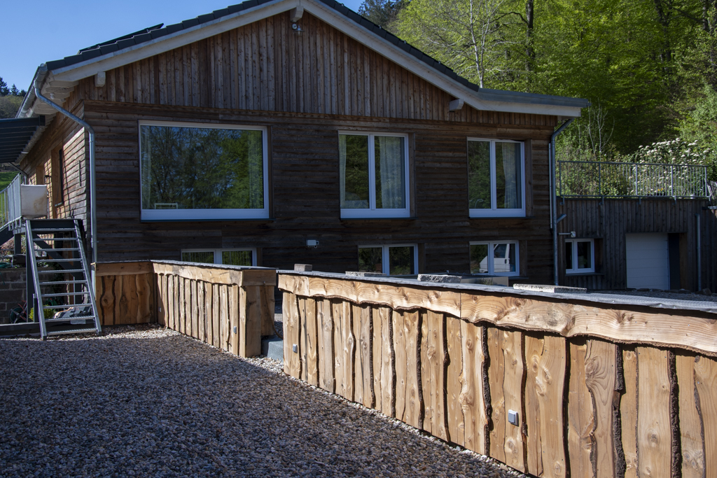 Auch das alte Holz aus dem Eingangsbereich fand einen neuen Platz auf der Außenterrasse der Ferienwohnung