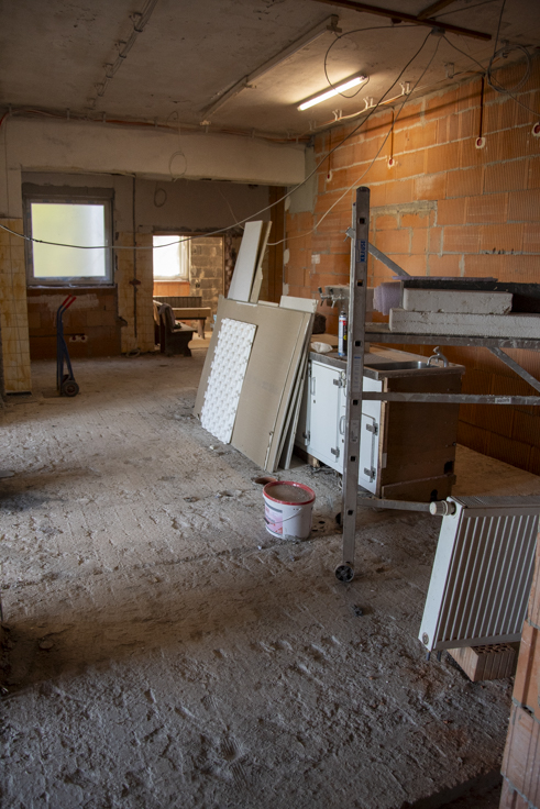 Alter Eingangsbereich der Küche mit Standort der Theke links. Ein Wand wurde komplett durch die Küche zur Abtrennung gezogen (rechts)