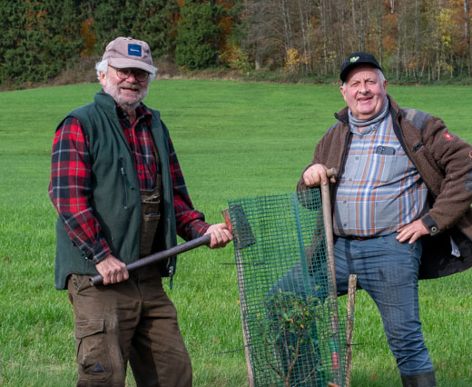 Jochen Nowak und Hubert Vedder pflanzen 15 Obstbäume zwischen Ober- und Niedersalwey