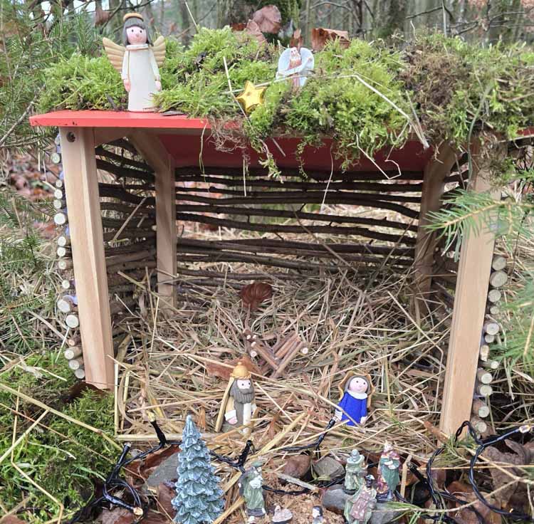 Eine kleine Krippe am Wegesrand – gebaut mit Herz